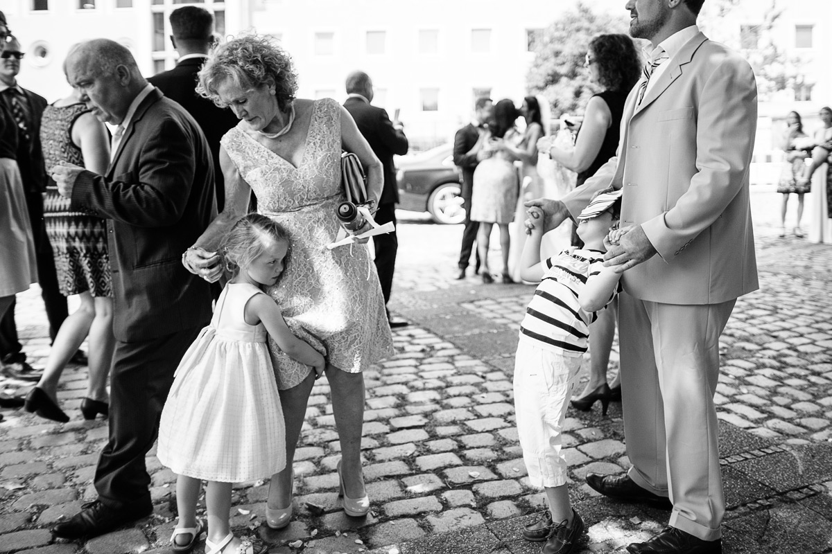 Menschen und Kinder auf einem gepflasterten Platz in Hannover, fotografiert in Schwarzweiß