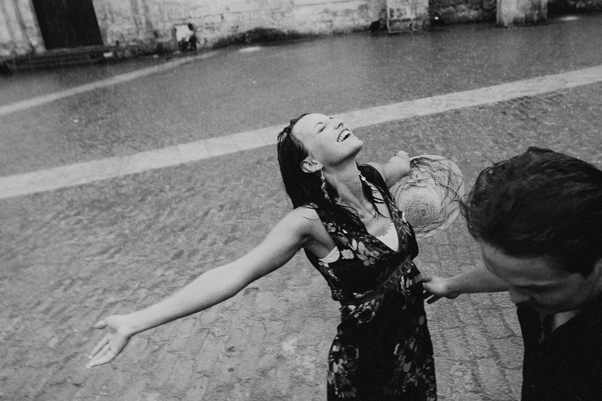 Foto von Frau im Regen - Reportage und Storytelling Workshops in Hannover