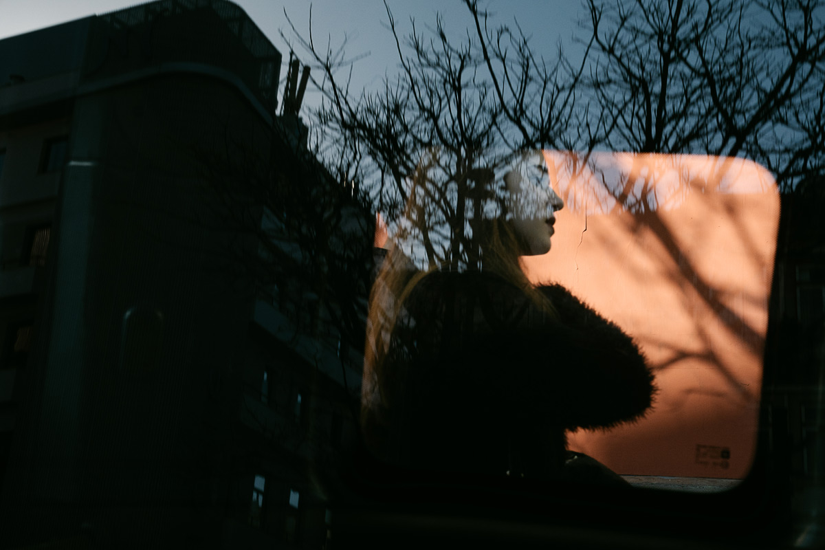 Foto von Frau im Fenster - Fotokurse und Workshops in Hannover