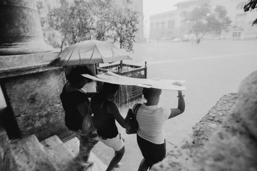 Reportage & Storytelling 13 Bild von Menschen im Regen - Foto Workshop